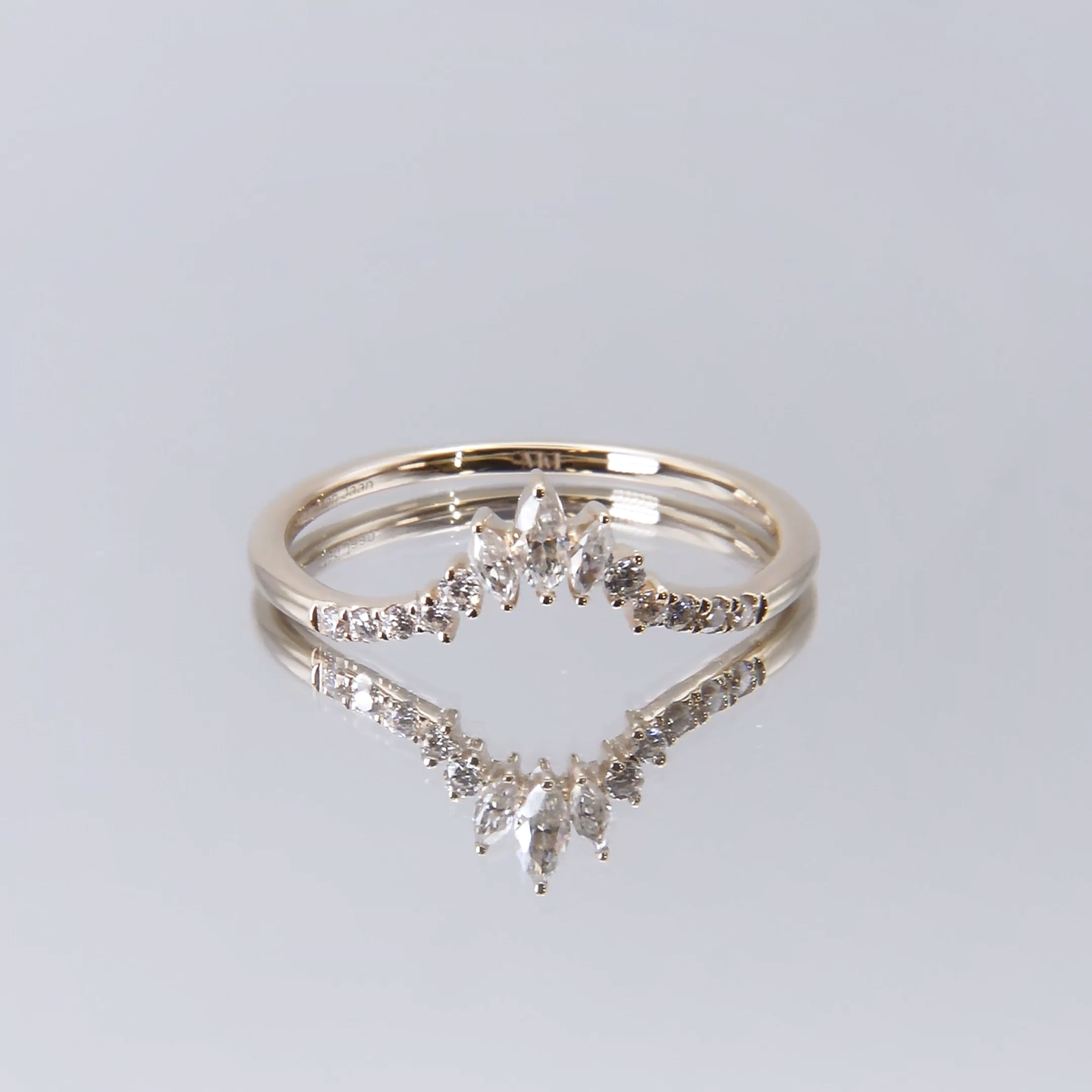 Serenella - Marquise und runde Moissanite Hochzeit Band