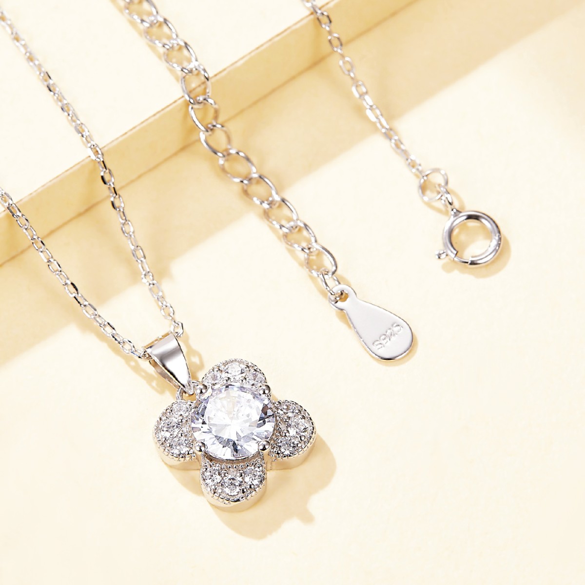 Flora - Moissanit-Anhänger mit Kleeblatt-Motiv und Pavé-Besatz