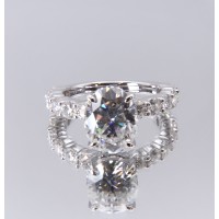 Majestica - Ovalschliff Moissanit Ring mit Seitensteinen