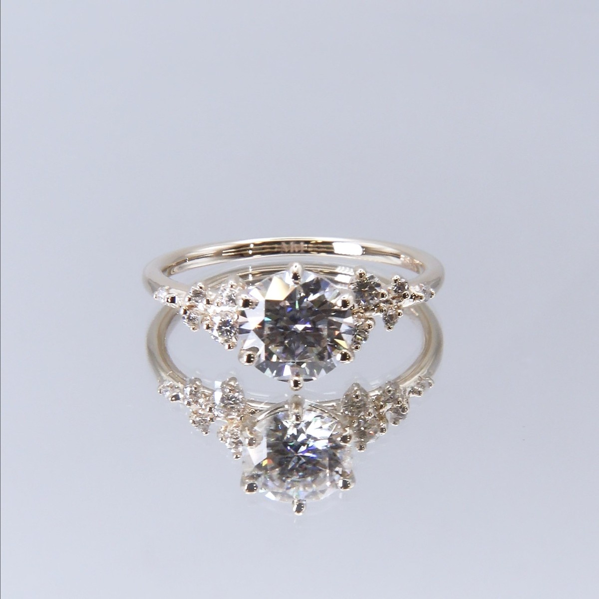  Aurora - Moissanit-Ring mit minimalistischen Seitensteinen