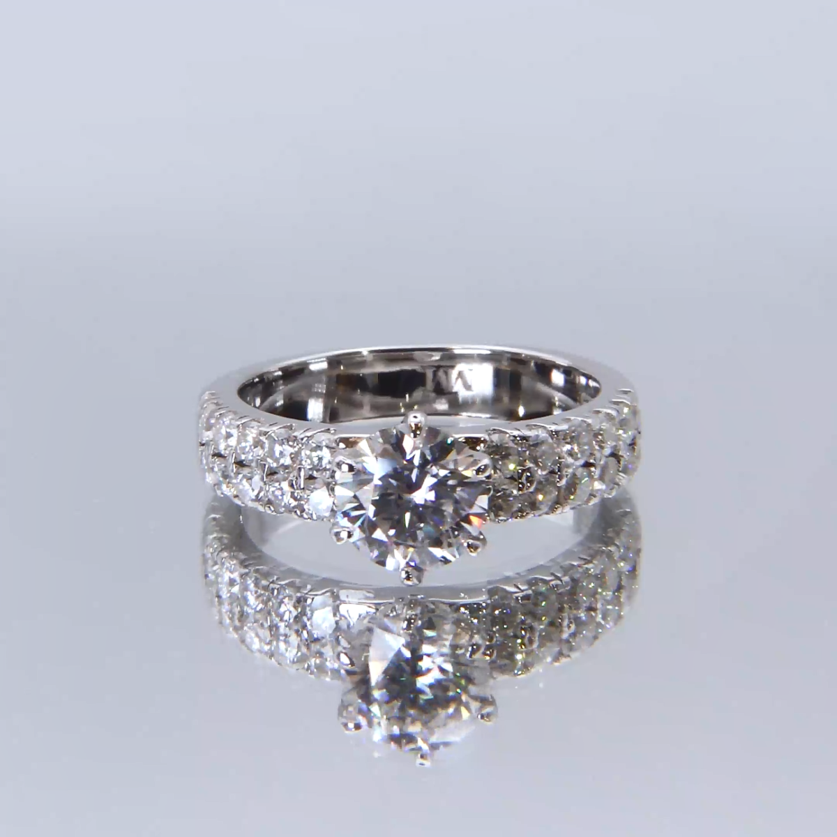 Serena - Moissanit-Ring mit doppeltem Pavé-Seitensteinen