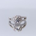 Evora – Moissanit-Ring mit Split-Shank in Halo-Fassung