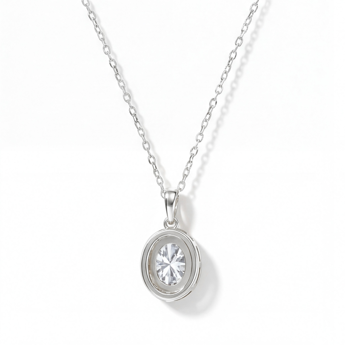 Clarique - Klassischer Moissanit-Anhänger Oval mit pavé-besetztem Halo