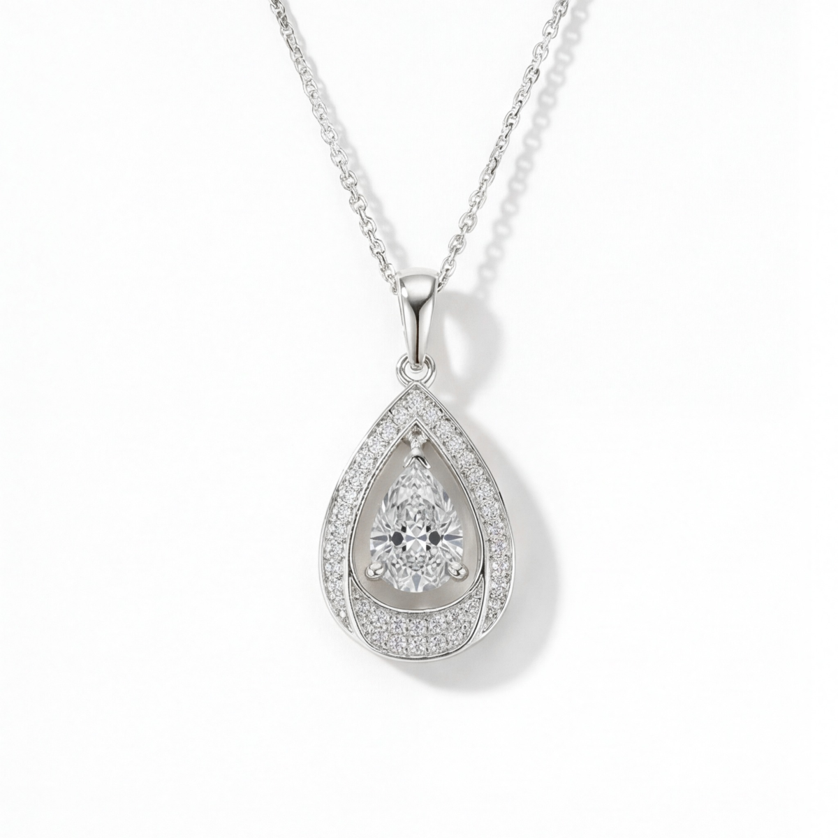 Pendula - Teardrop Moissanit Anhänger mit Doppelter Halo-Eleganz