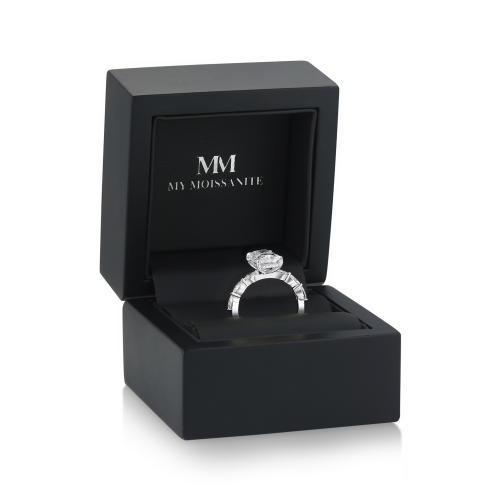 Luminaire - Radiant-Schliff Moissanit Ring Mit Marquise Seitensteinen Und Hidden Halo