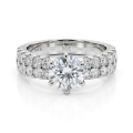 Serena - Moissanit-Ring mit doppeltem Pavé-Seitensteinen