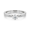 Sophia Ring - Moissanit-Verlobungsring mit Seitensteinen in Pavé-Fassung