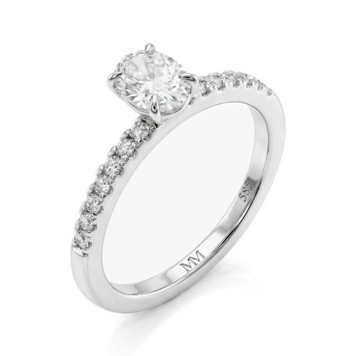 Nina - Moissanit-Ring Oval mit Seitensteinen in Pavé-Fassung
