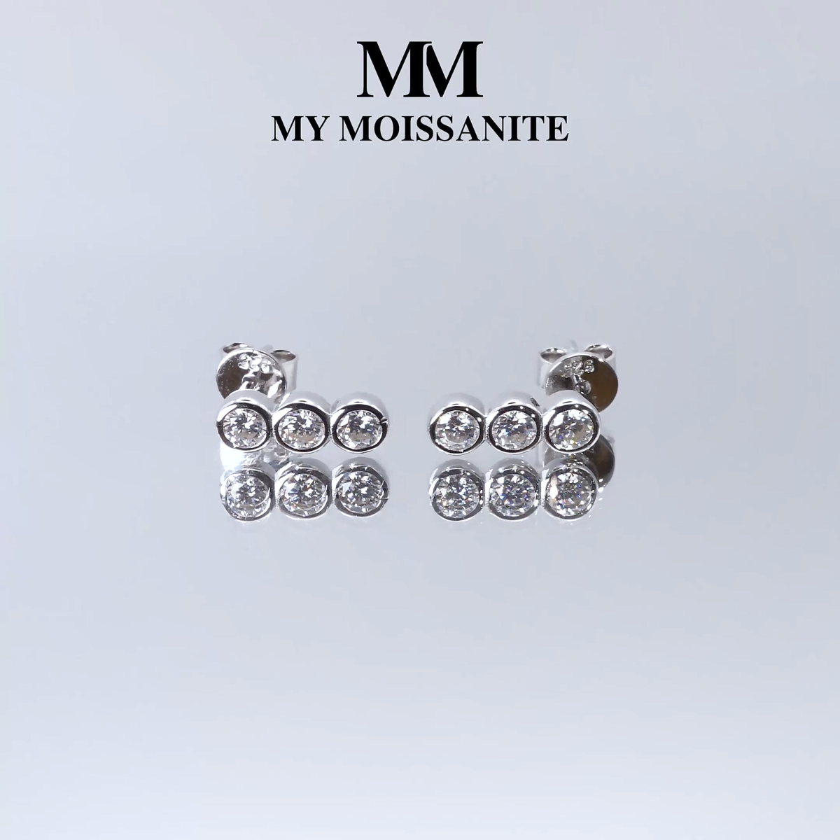 Tri-Bezel - Moissanit-Ohrstecker in Lünettenfassung