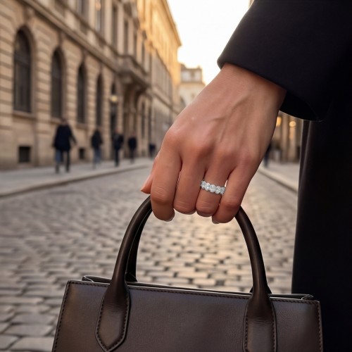 Opaline - Oval-Schliff Moissanit Eternity Ring Mit Scalloped Pavé Halo - lifestyle