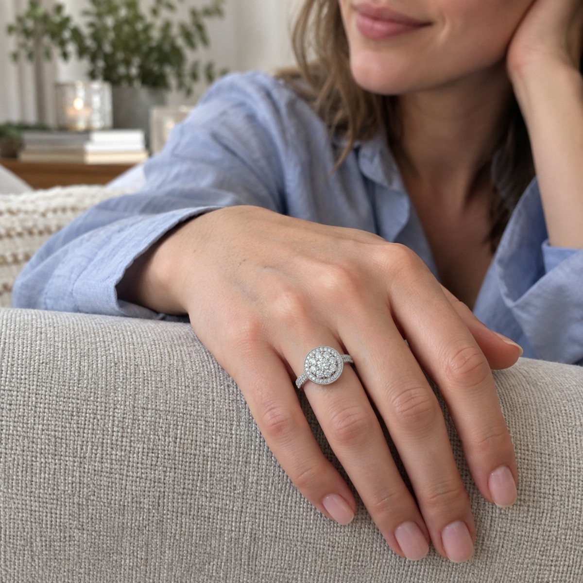 Corollina - Moissanit-Cluster-Ring Rund mit Halo und pavé-besetzten Ringschultern