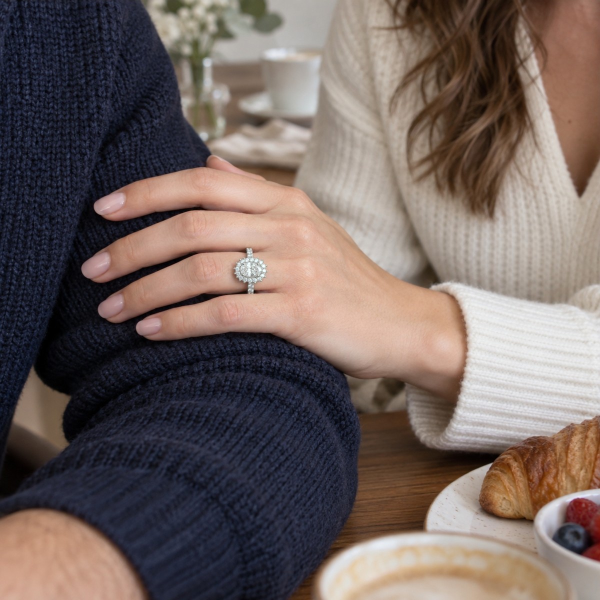 Soleil - Moissanit-Ring Oval mit Halo und pavé-besetzter Ringschiene