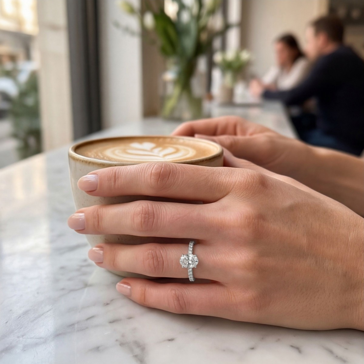Nina - Ovalschliff Moissanit Ring mit Pavé-Seitensteinen
