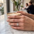 Nina - Ovalschliff Moissanit Ring mit Pavé-Seitensteinen
