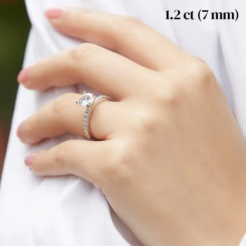 Finesse - Verlobungsring mit Moissanit und Seitensteinen - lifestyle