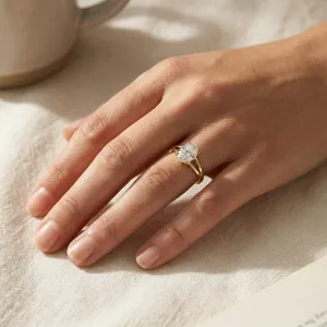 Goldene Moissanit-Verlobungsringe