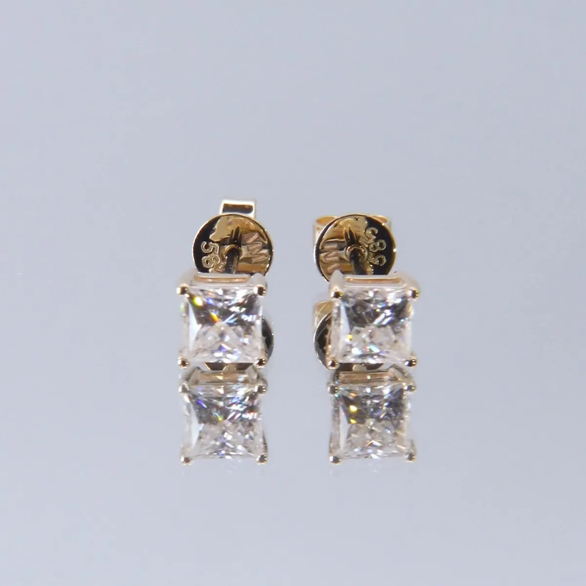 Iris – Princess Solitaire Moissanite Ring