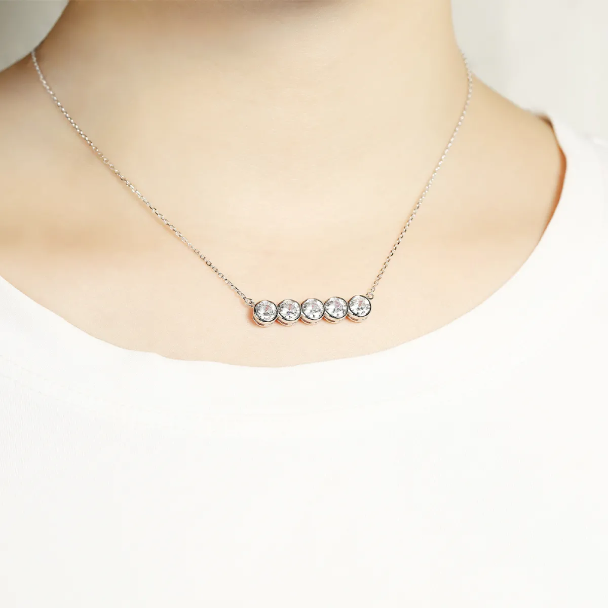 Quinta - Fünf Steine Moissanite Halskette in Lünettenfassung
