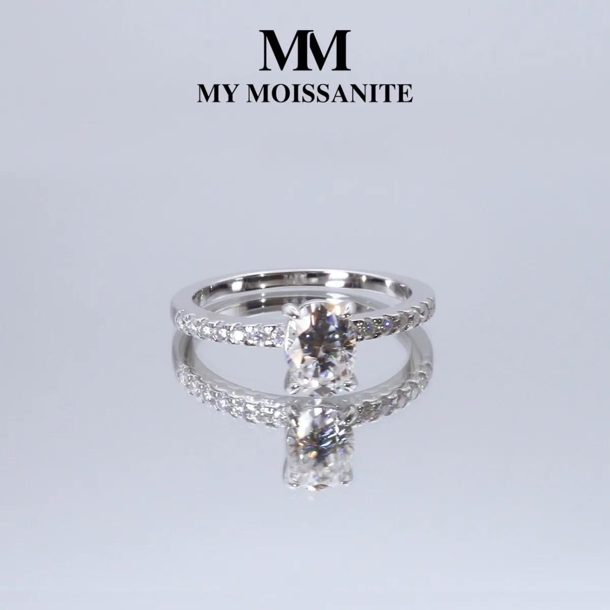 Nina - Ovalschliff Moissanit Ring mit Pavé-Seitensteinen