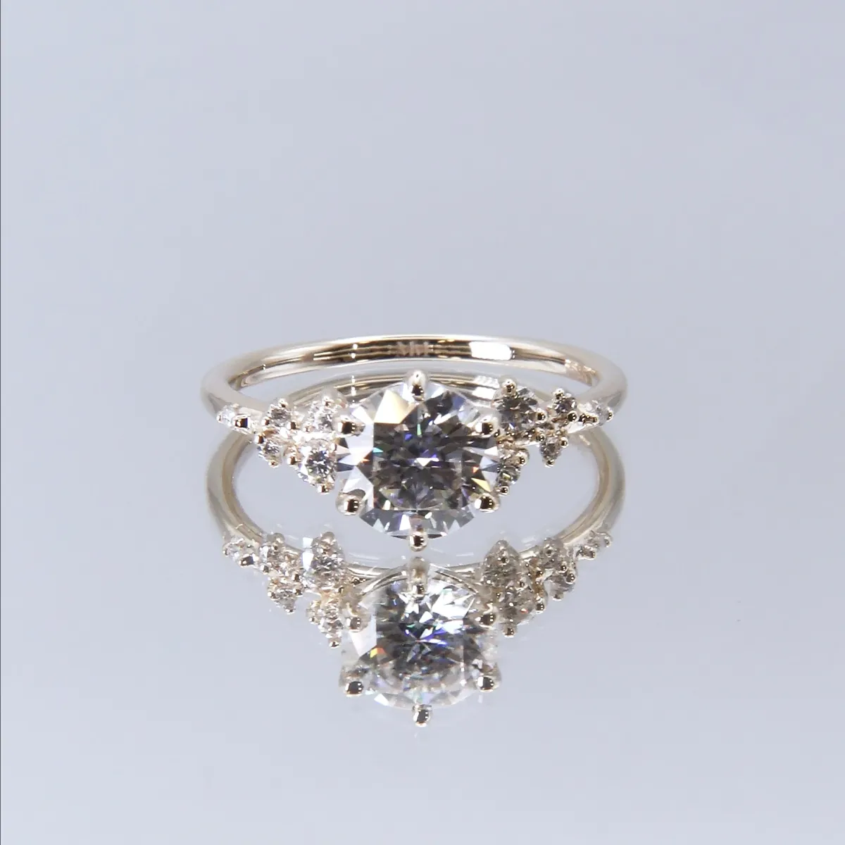  Aurora - Moissanit-Ring mit minimalistischen Seitensteinen