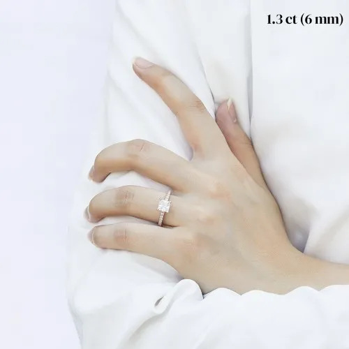 Celestia - Princess-Schliff Moissanit Ring mit Pavé-Seitensteinen - lifestyle