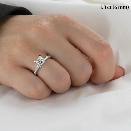 Celestia - Princess-Schliff Moissanit Ring mit Pavé-Seitensteinen - lifestyle