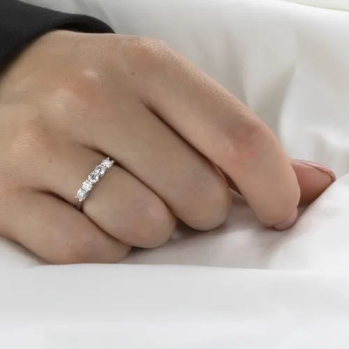 Quintella - 5 Steine Moissanit Jubiläumsring - lifestyle