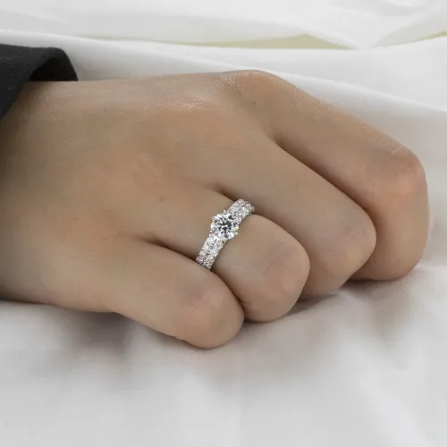 Serena - Moissanit-Ring mit doppeltem Pavé-Seitensteinen - lifestyle