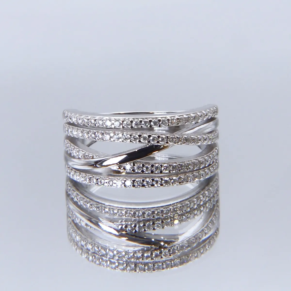 Estrella – Moissanit-Ring mit Cross-Over Linie