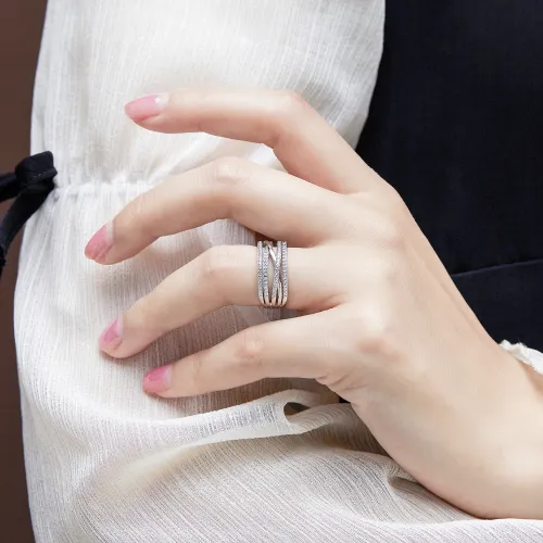 Estrella – Moissanit-Ring mit Cross-Over Linie - lifestyle