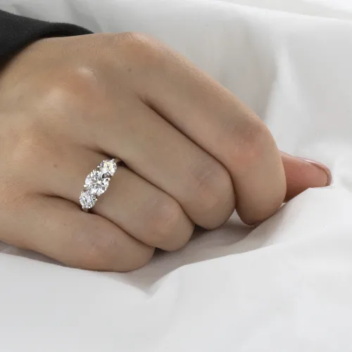 Aventine - Dreifacher Moissanit Ring - lifestyle