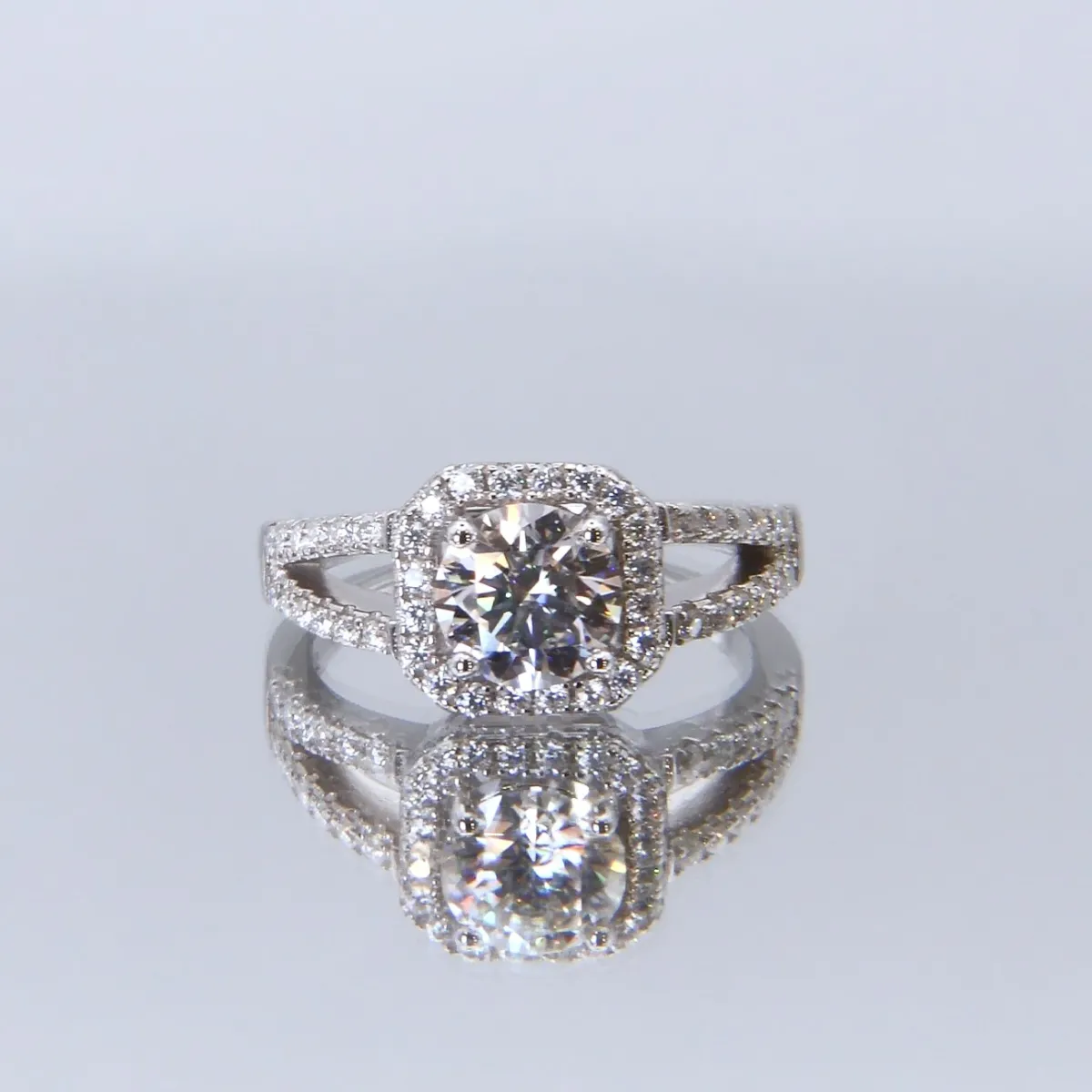 Evora – Moissanit-Ring mit Split-Shank in Halo-Fassung