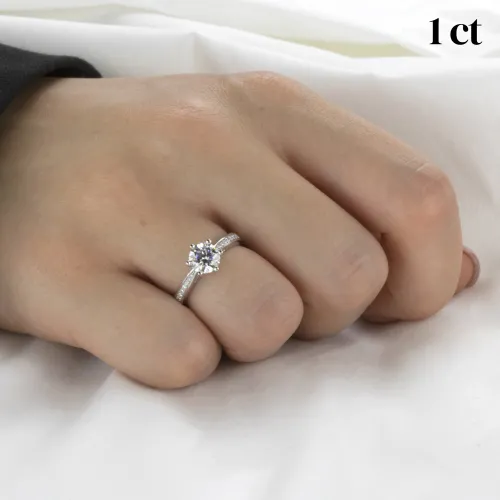 Sophia - Moissanit Verlobungsring mit Pavé-Seitensteinen - lifestyle