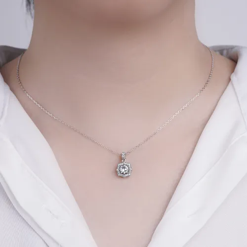 Octavia - Vintage inspirierter Moissanit-Anhänger mit Halo-Verzierung - lifestyle