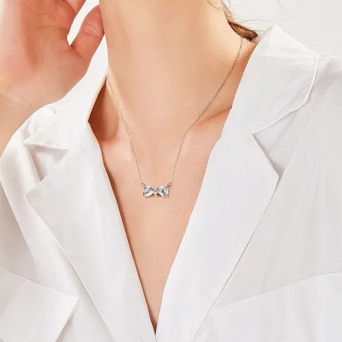 Pairle - Zwillings-Herzschliff Moissanit Halskette mit zentralem Pave-Stab - lifestyle