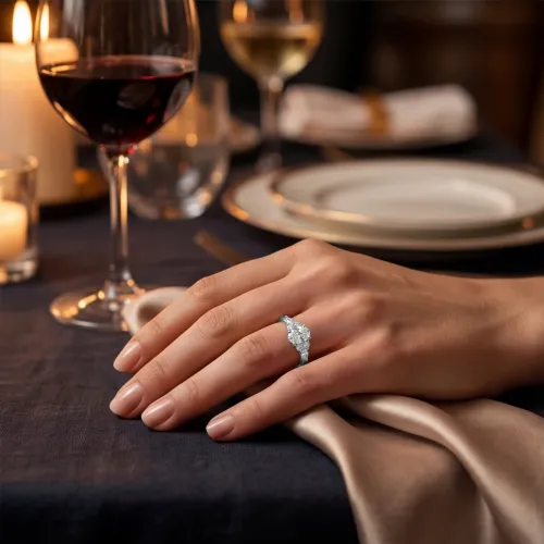 Lustrina - Ovalschliff Moissanit Ring mit funkelnden Akzenten - lifestyle