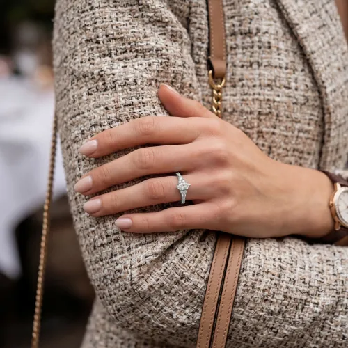 Elegante - Marquise-Schliff Moissanit Ring mit minimalistischen, im Vintage-Stil inspirierten Seitensteinen - lifestyle