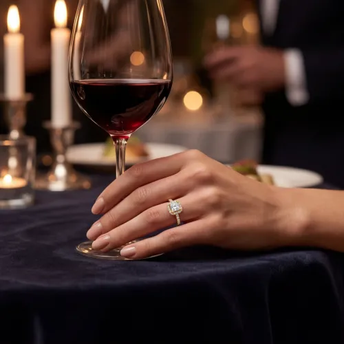 Regalia - Prinzess Moissanit Halo Ring mit Pave Band - lifestyle