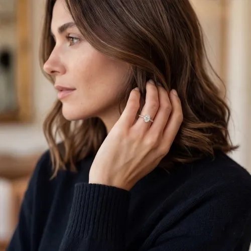 Nina - Ovalschliff Moissanit Ring mit Pavé-Seitensteinen - lifestyle