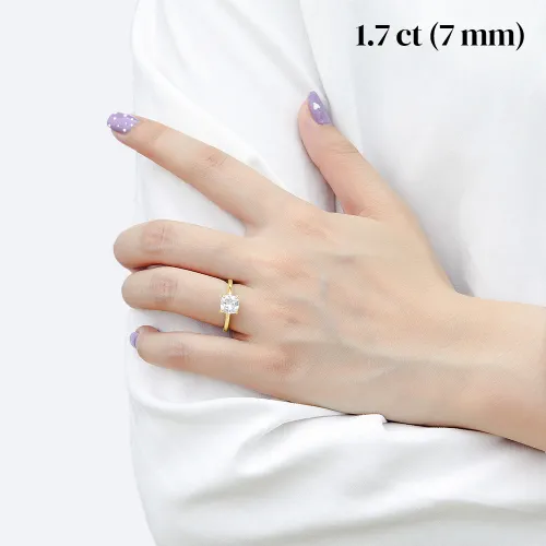 Elara - Kissenschliff Solitär Moissanit Ring - lifestyle