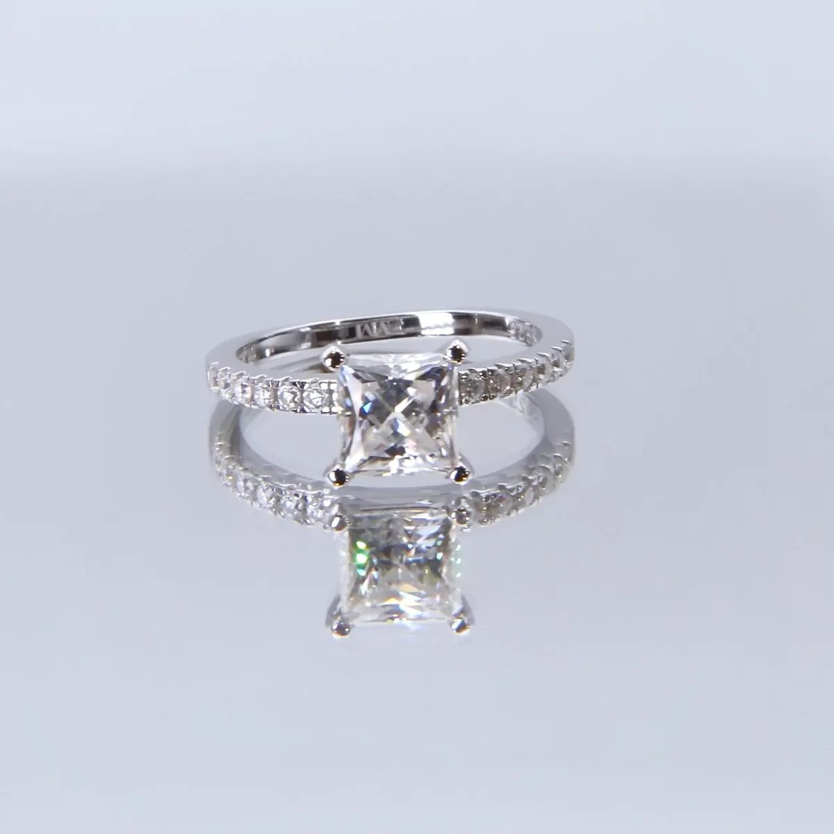 Celestia - Prinzessin Moissanit Ring mit Pavé Seitensteinen