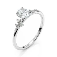 Ovaline - Ovalschliff Moissanit Ring mit minimalistischen Nebensteinen
