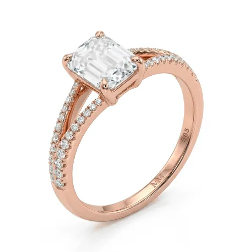 Emelise - Smaragdschliff Moissanit Ring mit Split-Shank und Seitensteinen