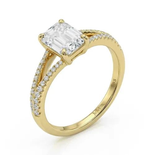 Emelise - Smaragdschliff Moissanit Ring mit Split-Shank und Seitensteinen