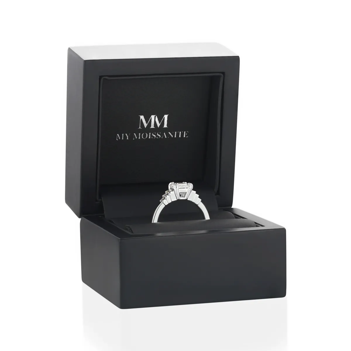 Rectanglo - Smaragdschliff Moissanite Ring mit Baguette Akzenten