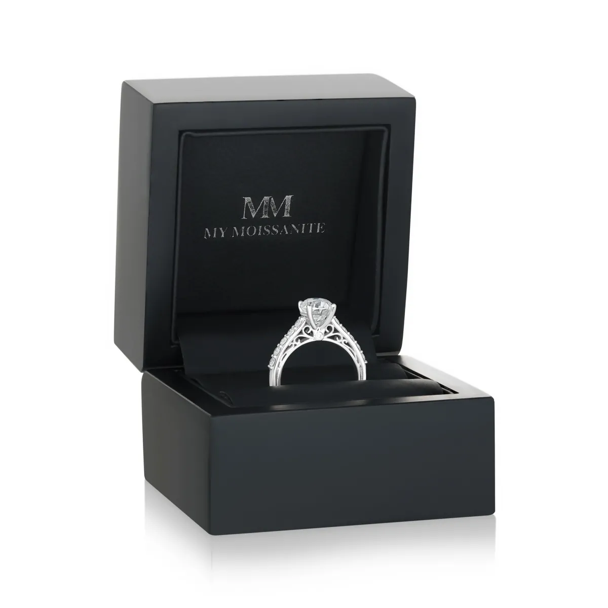 Fiorenza - Zeitloser Moissanit-Ring mit Pavé-Fassung und Galeriedetail