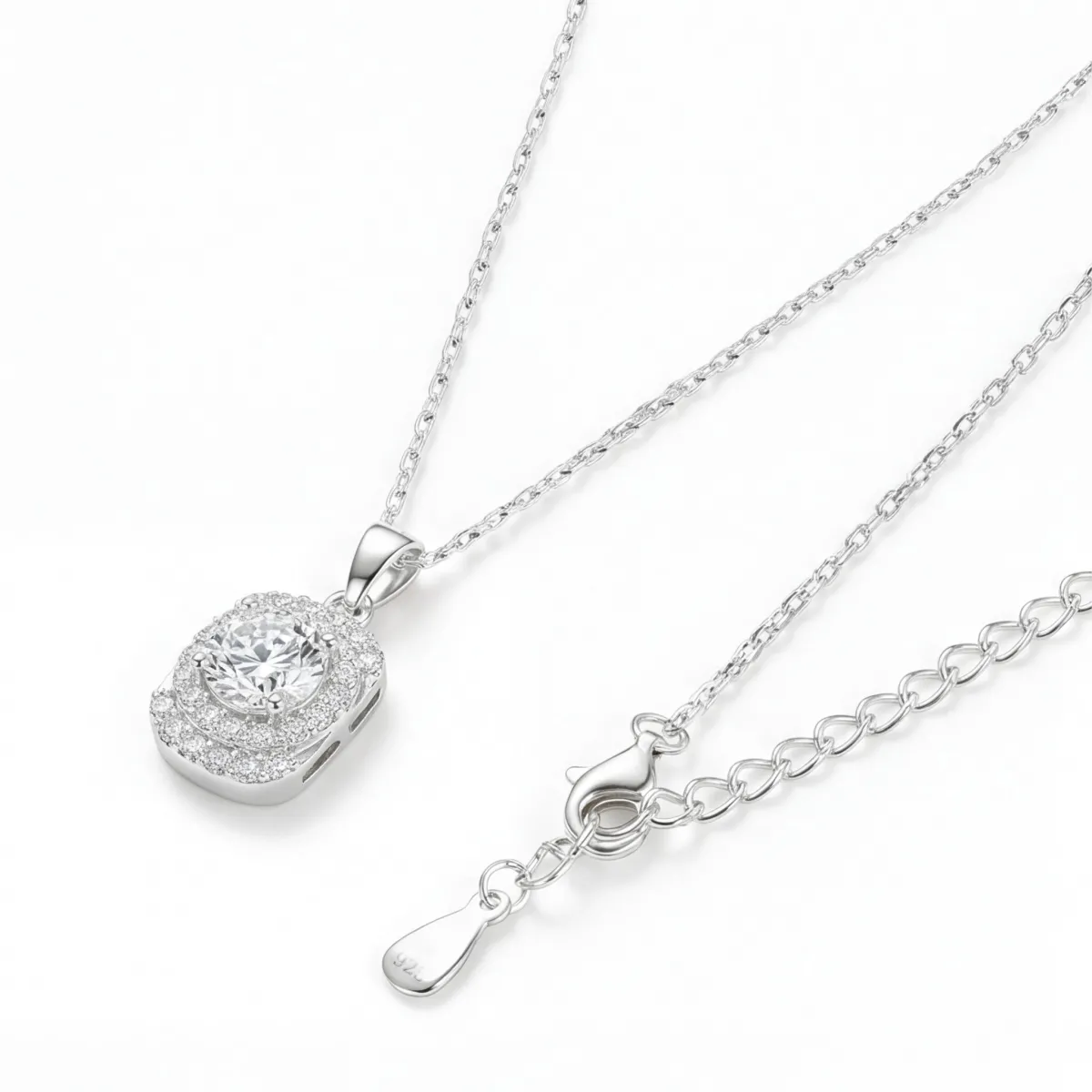 Memento - Brillanter Moissanit-Anhänger im Pavé-Halo-Design