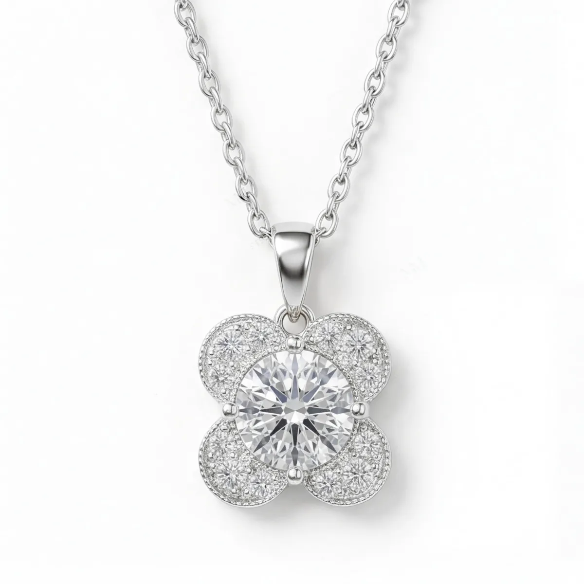 Flora - Kleeblatt-Design Moissanit Anhänger mit Pavé-Akzenten