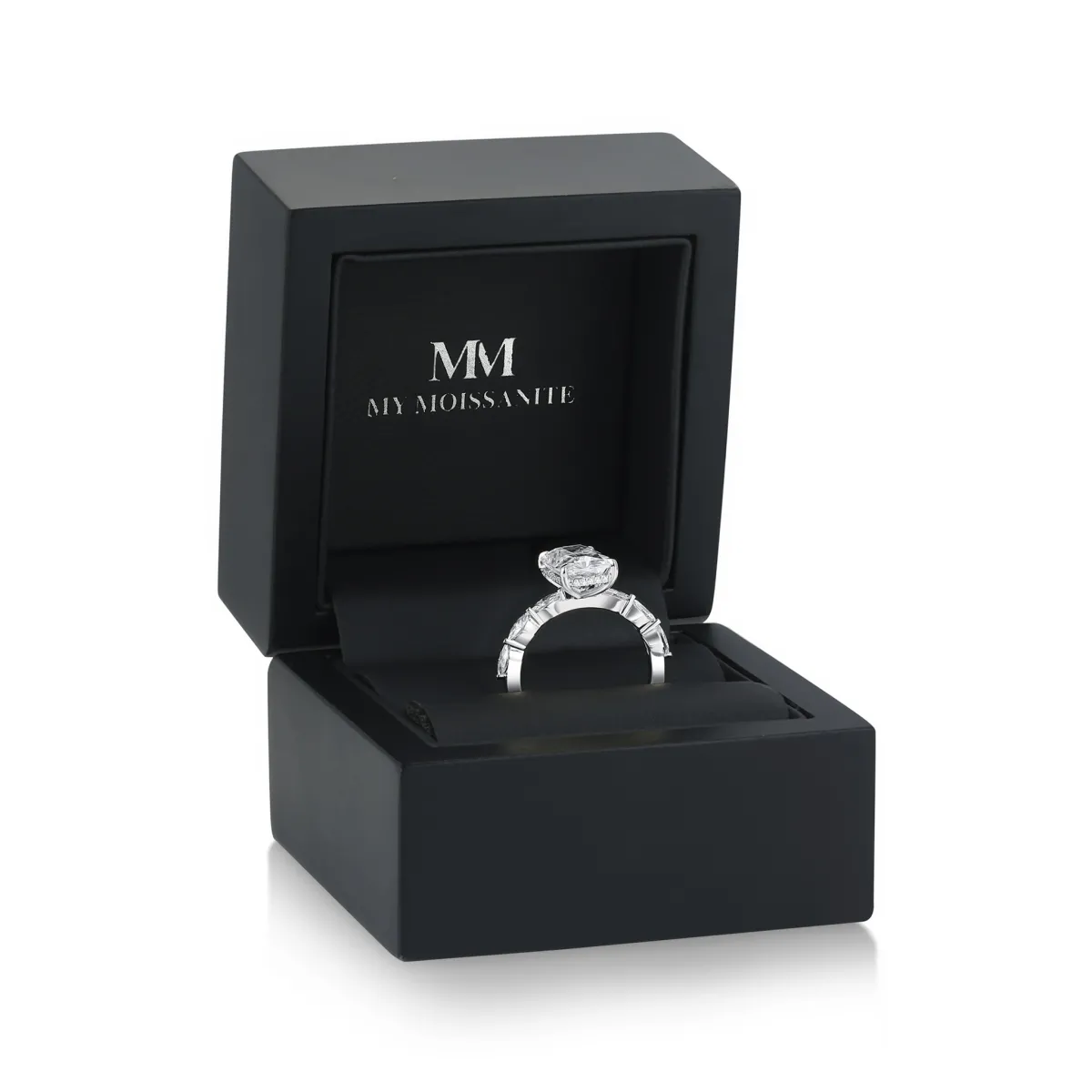 Luminaire - Radiant Cut Moissanit Ring Mit Marquise Seitensteinen Und Hidden Halo