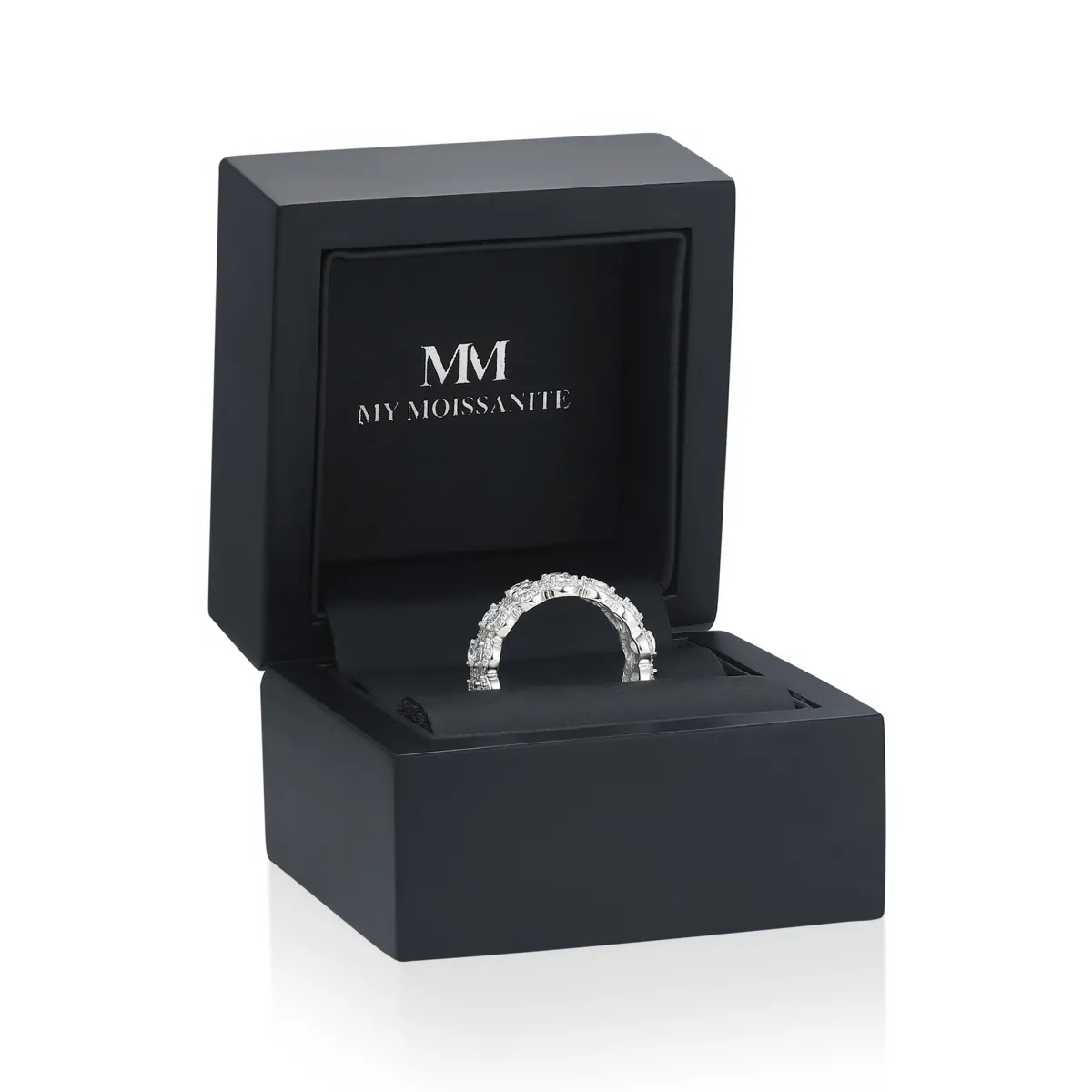 Opaline - Oval Cut Moissanit Eternity Ring Mit Scalloped Pavé Halo